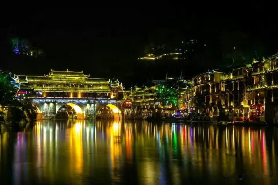 玩凤凰古城很轻松，也很愉快。地方不大，出了酒店的大门，就是核心景区。2021年9