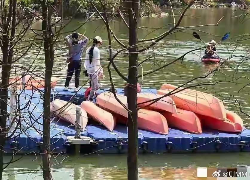 偶遇张馨予何捷带女儿逛公园广州偶遇张馨予何捷带女儿逛公园划船，一家人看起来氛围很