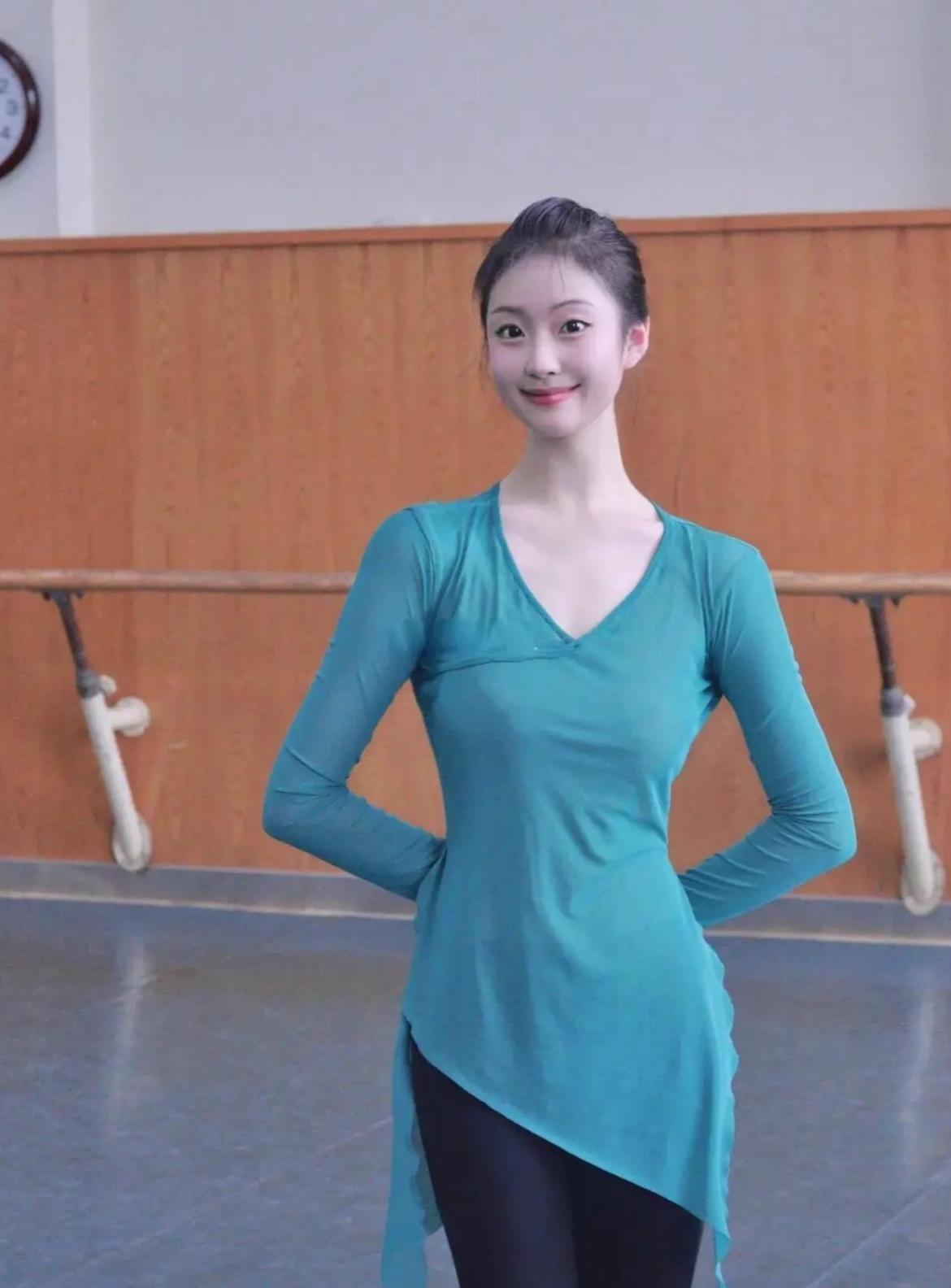 人这一路
就像趟河过山
日子再忙，也难昼夜不停转
名声再响，最后都得归平凡
房子