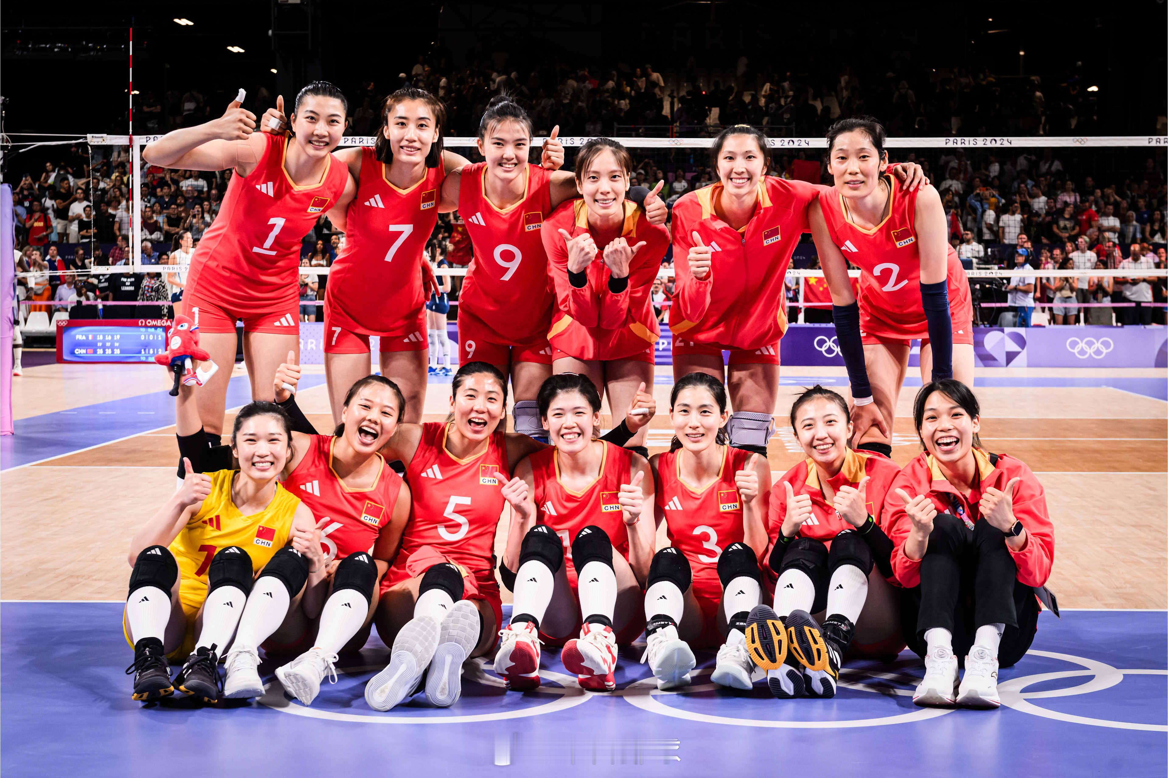 官方更多现场照片：#2024巴黎奥运会# 女排小组赛，中国女排3-0法国女排。 
