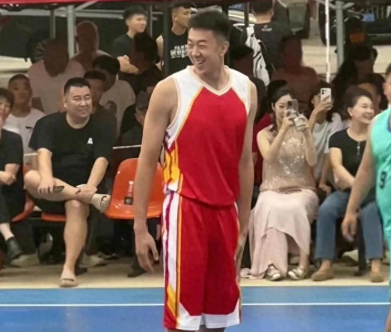 身不由己，王少杰打村BA！
自从来到广东队之后，王少杰很快就得到了杜锋的重用，上