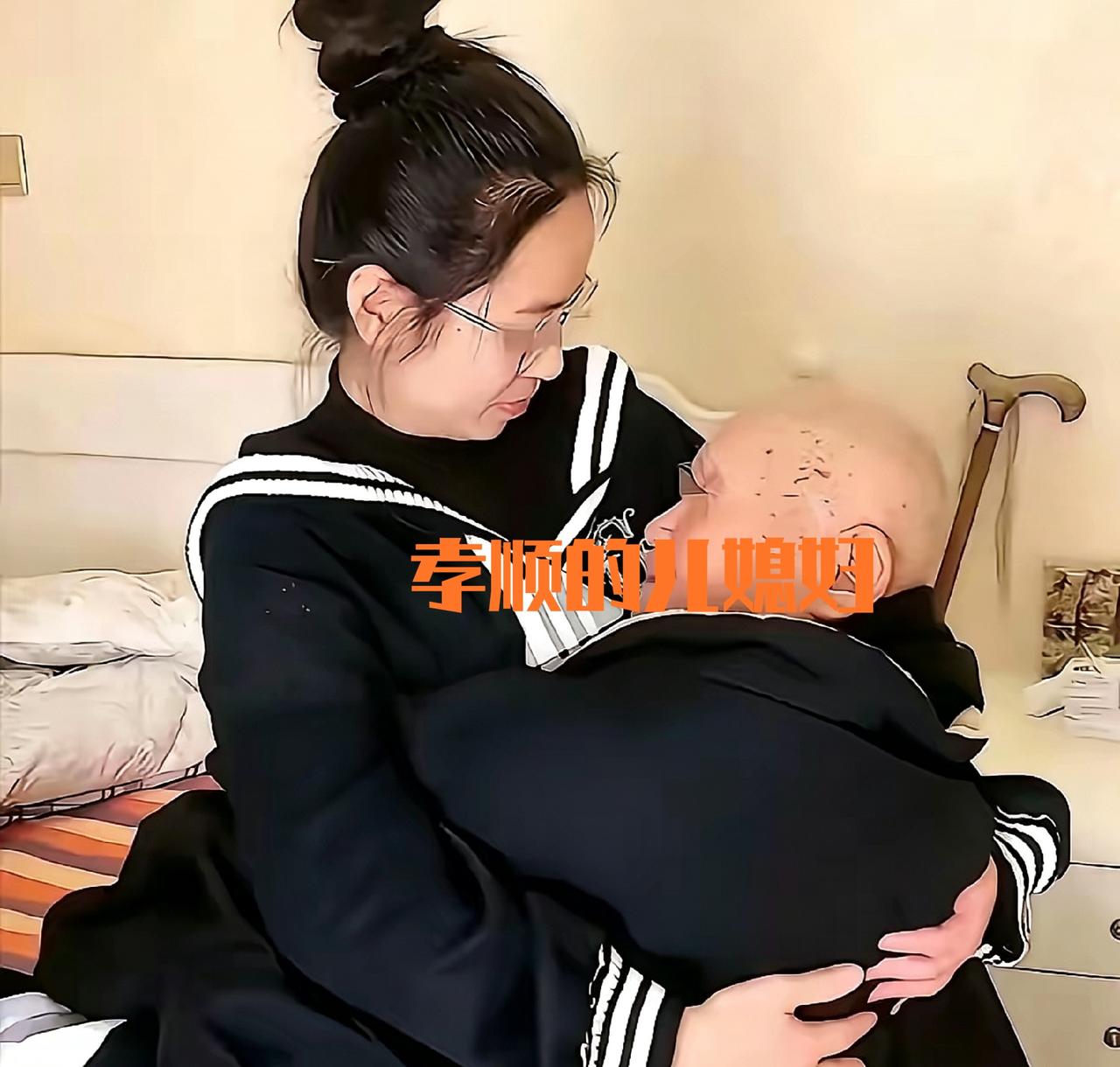 泪目了！凌晨两点，河南一90后孙媳妇正给93岁的爷爷换尿不湿。老头儿突然伸手拽住