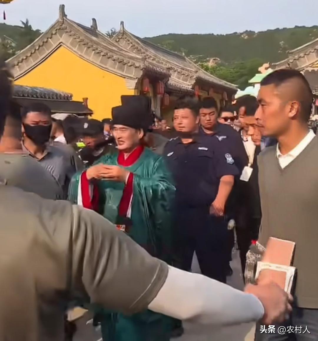 这未免也太夸张了吧！朱之文参加活动，十几个人保护他的安全。不光有保安，这还有穿迷