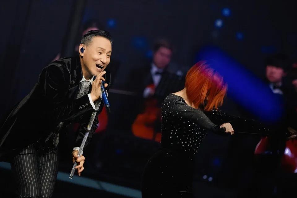 近日，张学友罕见在公开场合谈及两个女儿，瞬间引发大众关注。作为乐坛传奇，他舞台光