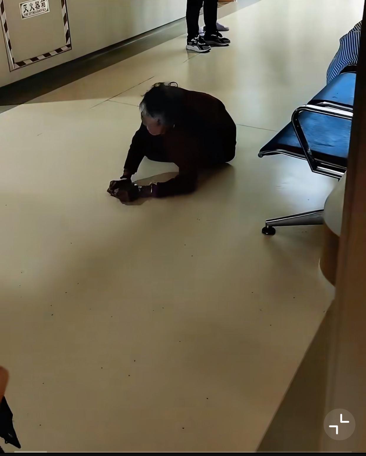 看的人好心酸！
近日，一位安徽的网友发了个视频，视频中一位老奶奶在医院楼道里爬行