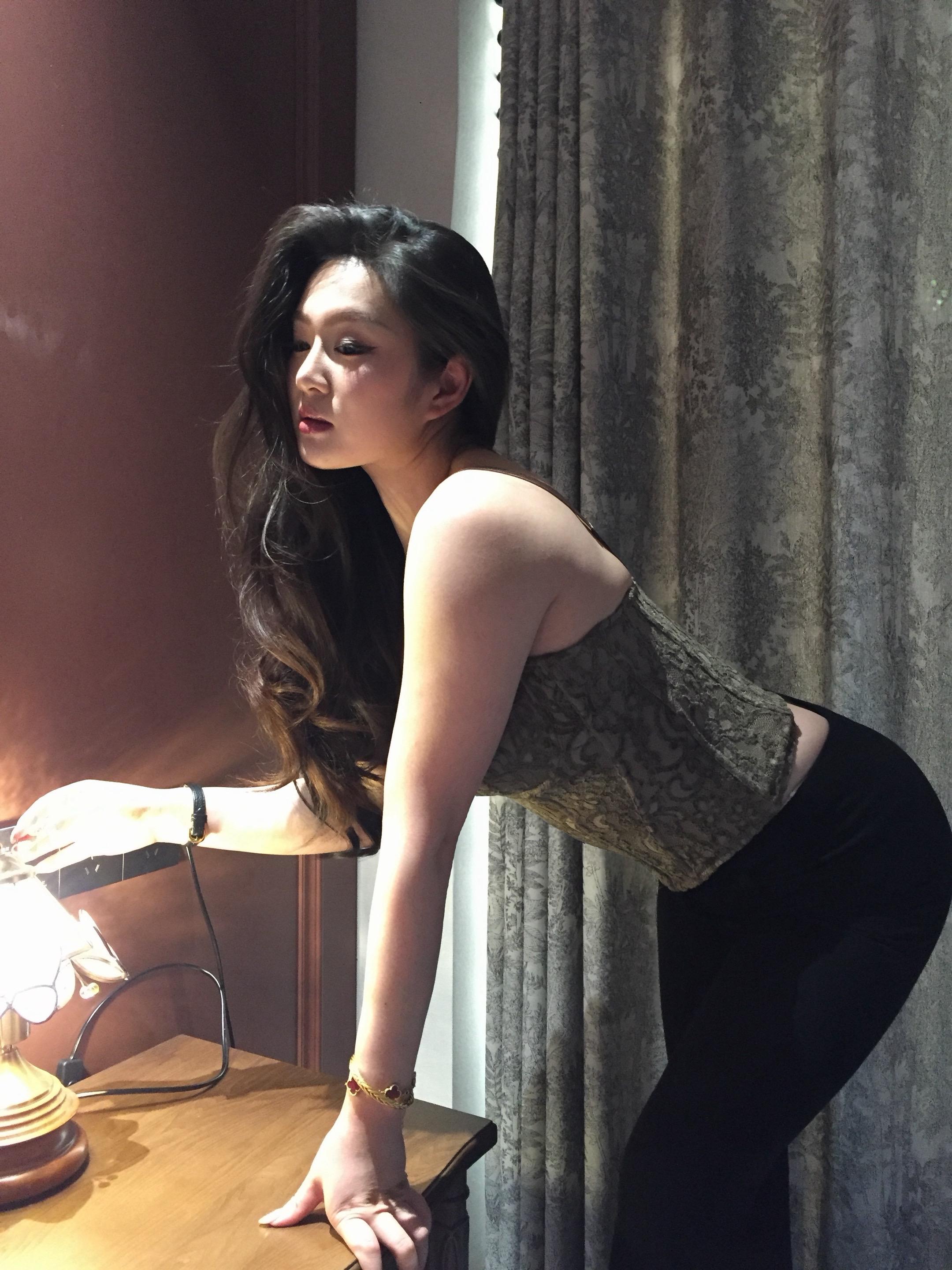 她一定比我成熟