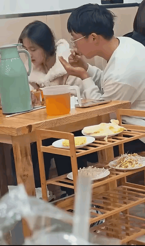漂亮能当饭吃？
小伙这不是谈恋爱找对象，这是给自己找了个活祖宗啊！[呲牙]