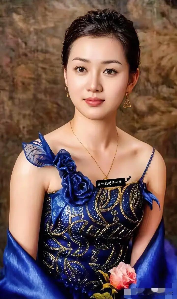 女孩要洁身自爱自尊才能自强，谈恋爱是一种了解双方的共同生活是否能有幸福的存在。它