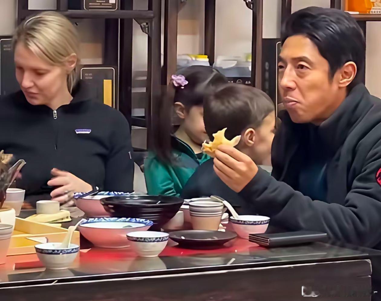 撒贝宁与外籍妻子李白以及一双儿女旅游时吃早餐时的一幕不得不佩服小撒当年的选择是明