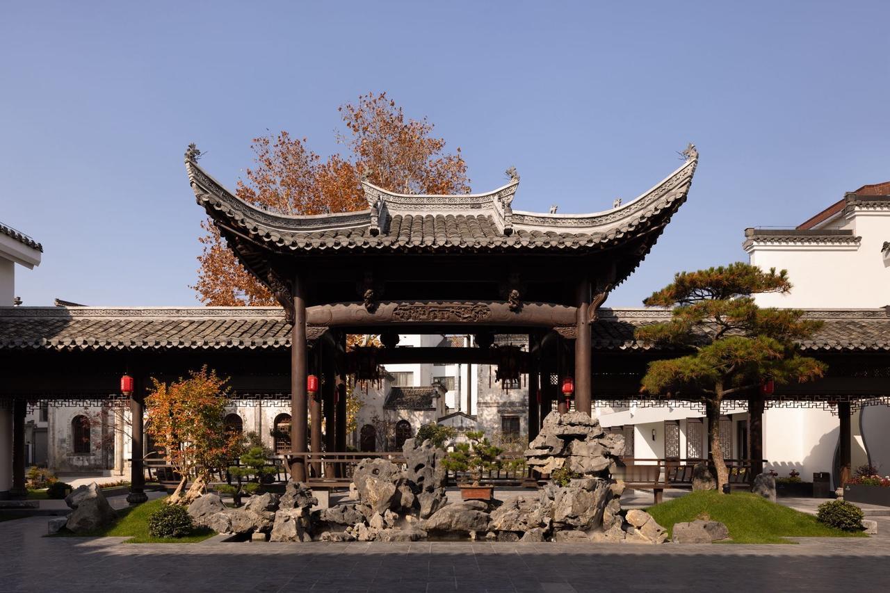 皖南初冬的浪漫，全在歙县的徽州古城里🌿
一头扎进这片无人打扰的静谧，淡季的徽州