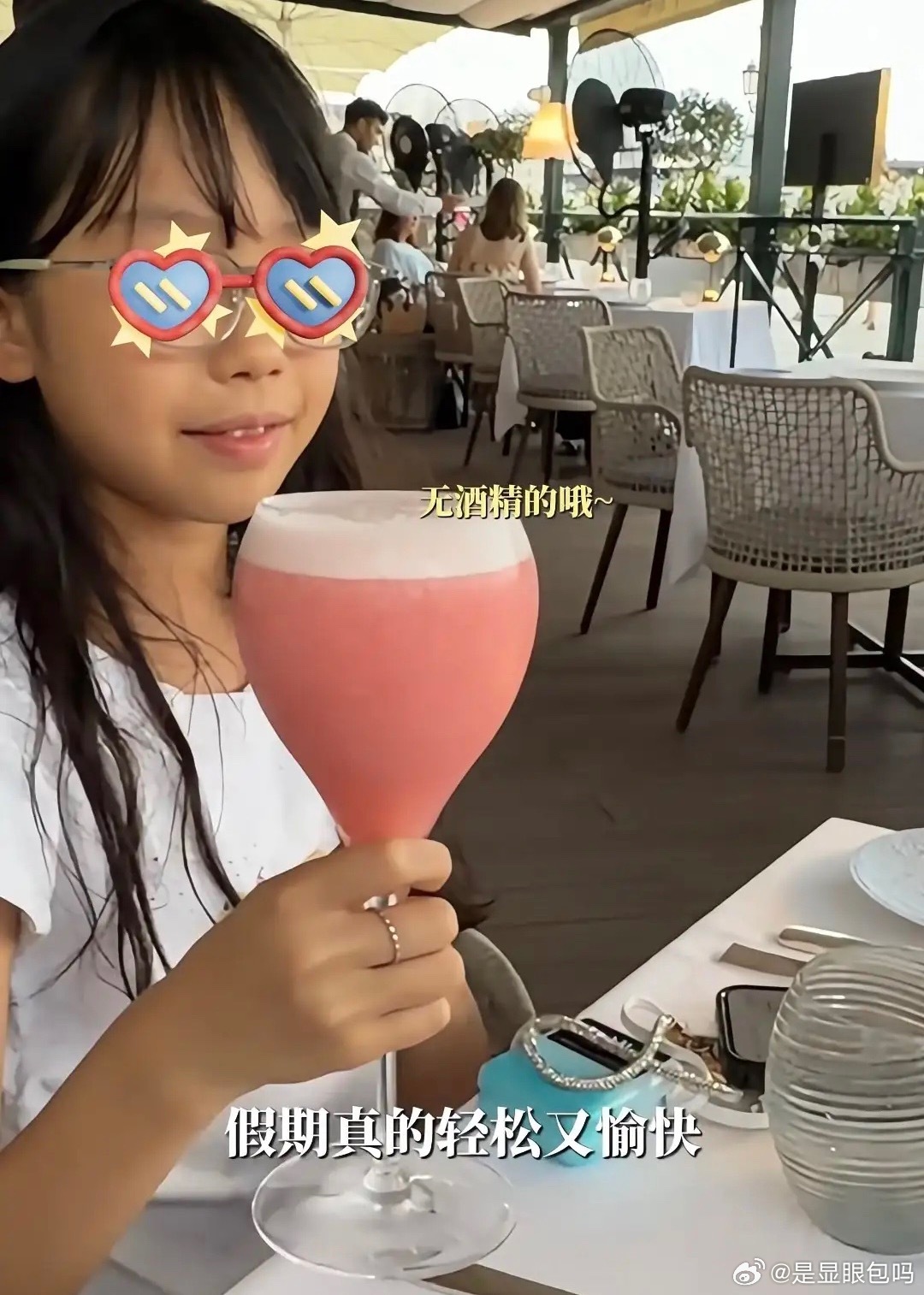 伊能静和娘家姐姐去威尼斯度假，10岁米粒和大姨关系超好，小姑娘披着一头长发，手上
