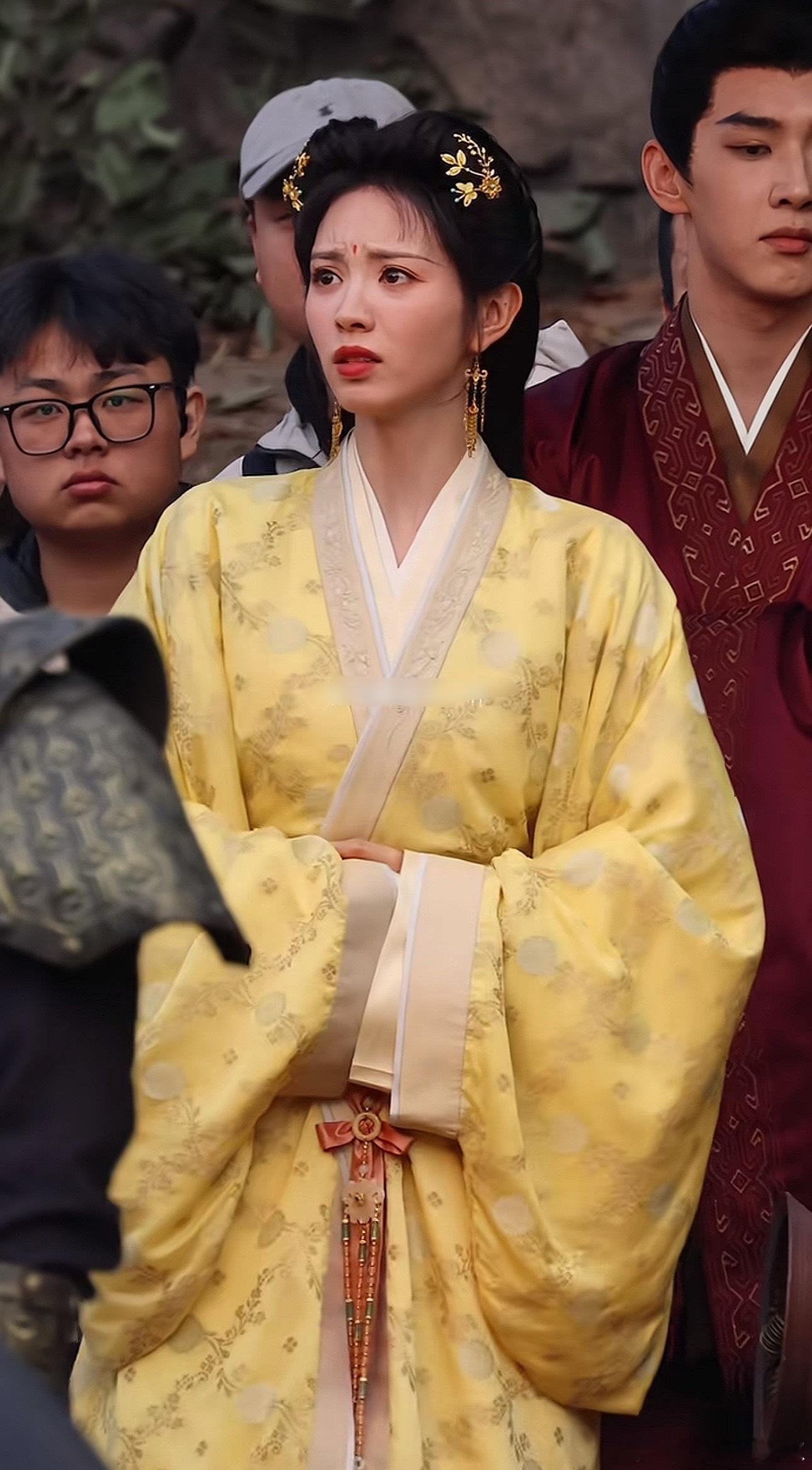 明星为了上镜真难，多吃点吧，瘦成啥了