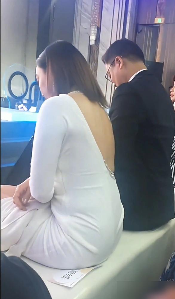 55岁的钟丽缇，竟被几两赘肉逼到了直播间里公开回怼！
 
人家年过半百，健身保养