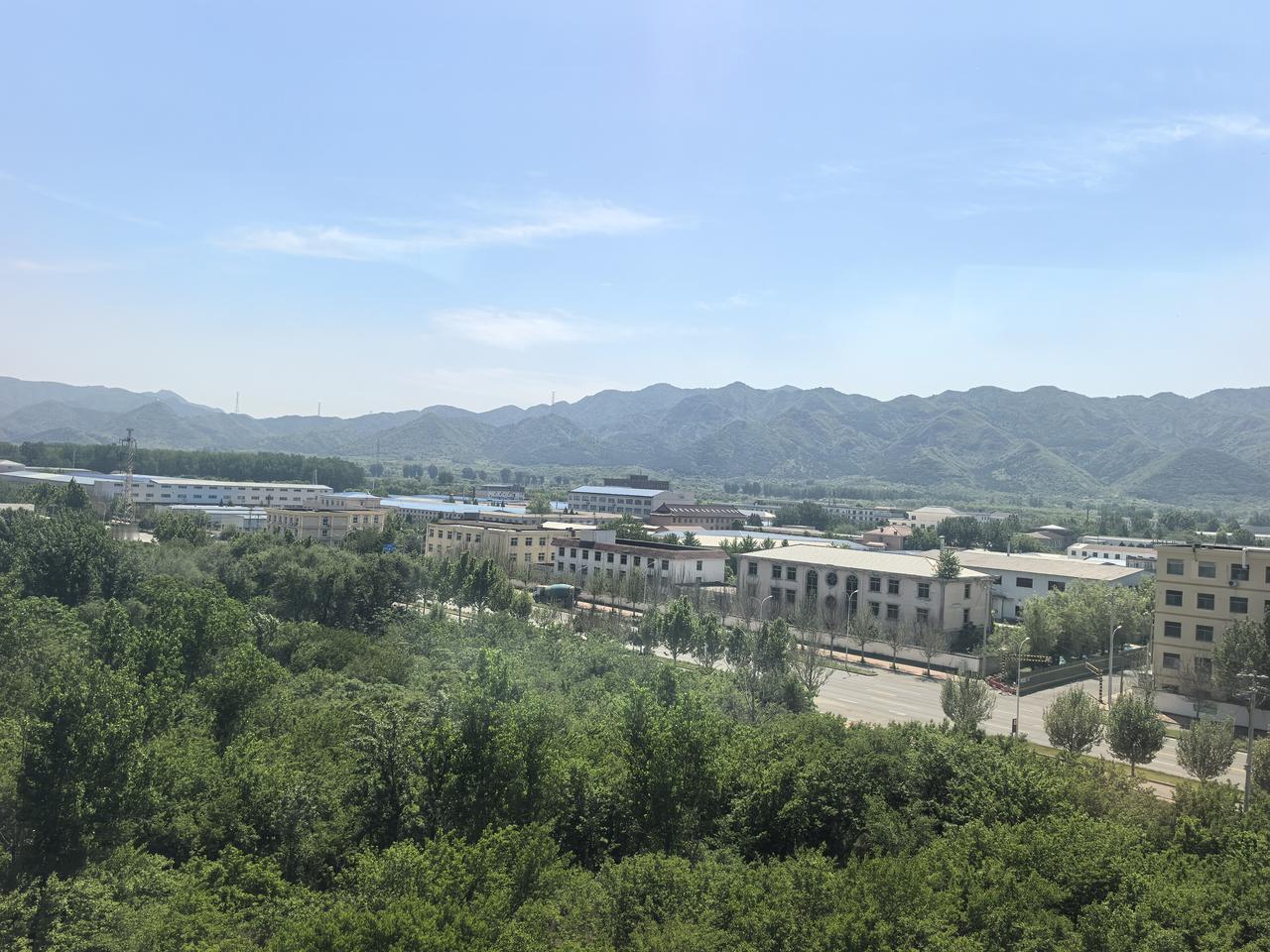 列车疾驰，窗外却自成一幅流动的画。
阳光在丘陵上碎成金箔，穿过树木时洒下斑驳的光