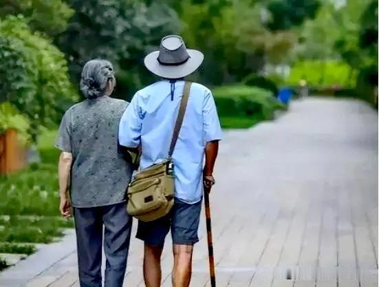 老头老太太看了儿媳妇8条规定后，背起行李就去住了宾馆…

这是一个真实的故事。