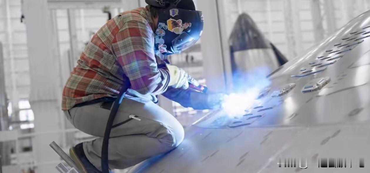 space X的星舰工厂的焊接工人。
1、工人没有统一的工作服，穿着随意。
2、