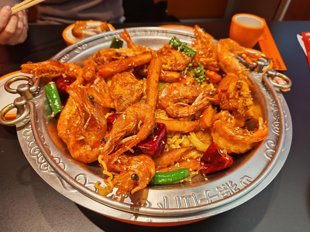 今日份晚餐，蒜蓉鸡翅虾锅。