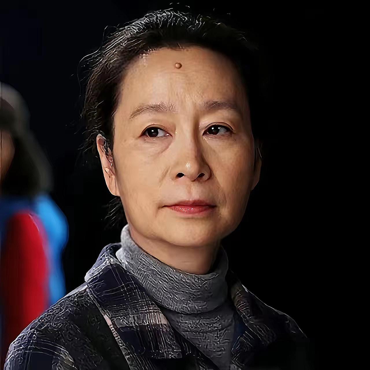 他去美国进修，整整两年没见老婆。
等他回国，看到老婆正在坐月子，
他没有发火，没