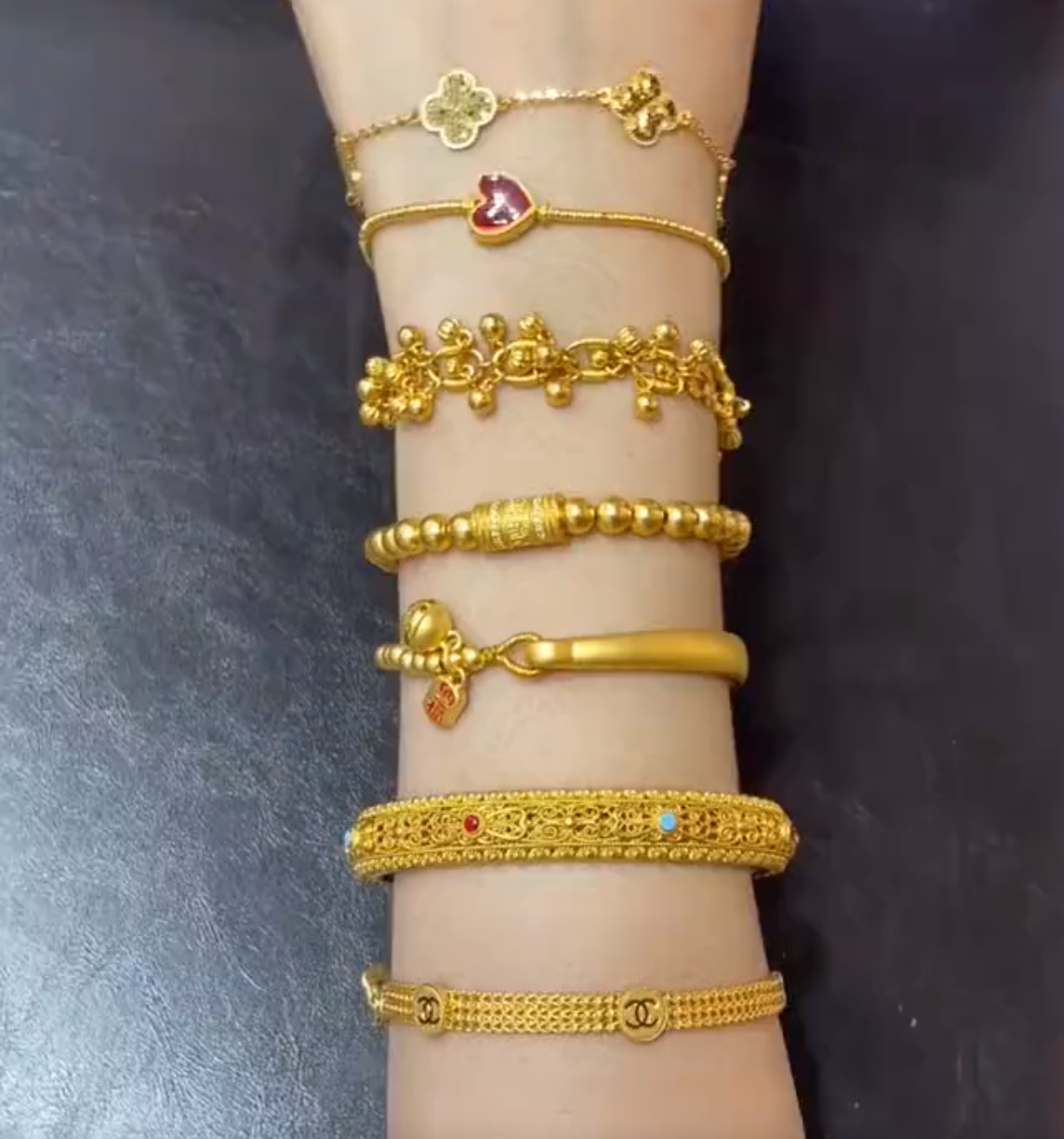 这一天天的，就看着金价 不断涨跌震荡了黄金 买卖搞成了炒股票 还是全民性质的，包