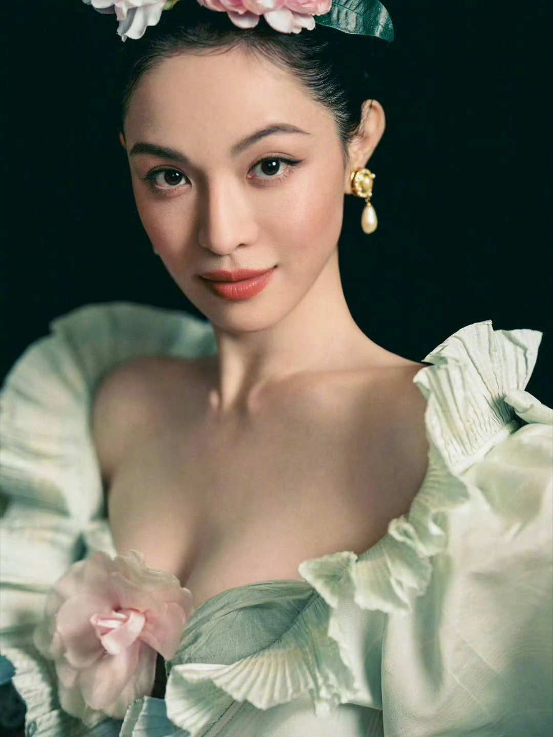 钟楚曦穿了1987年的古董高定这气质，这身材，钟楚曦你就是行走的衣架啊[哇]  