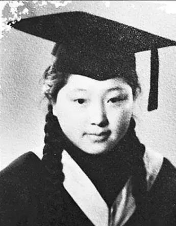 1978年，钱三强的妻子何泽慧上菜市场买菜，售货员不屑地说：“老太太，冬笋很贵的