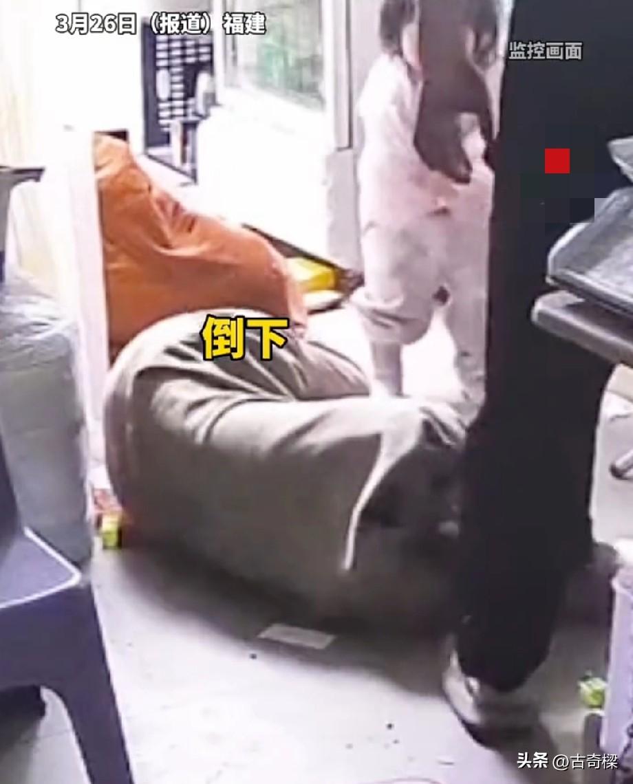 让人心寒，妻子在家突然低血糖晕倒，整个人直接摔在地上，而身边的丈夫全程站着不动，