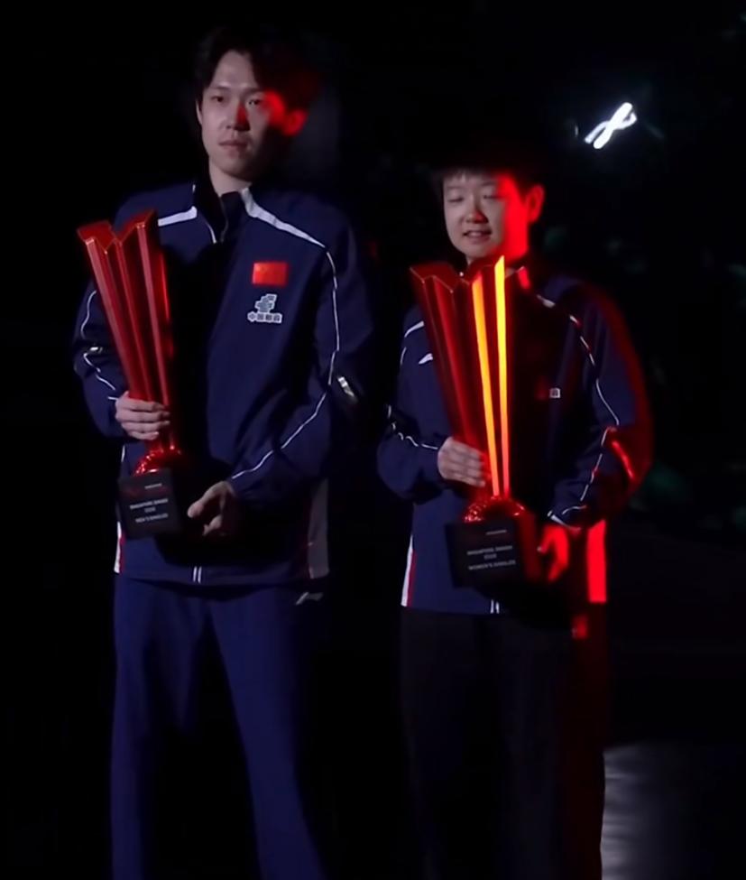 新加坡大满贯之后， 传来了孙颖莎1个喜讯，
五项荣誉来了，还是首位，
真的要恭喜