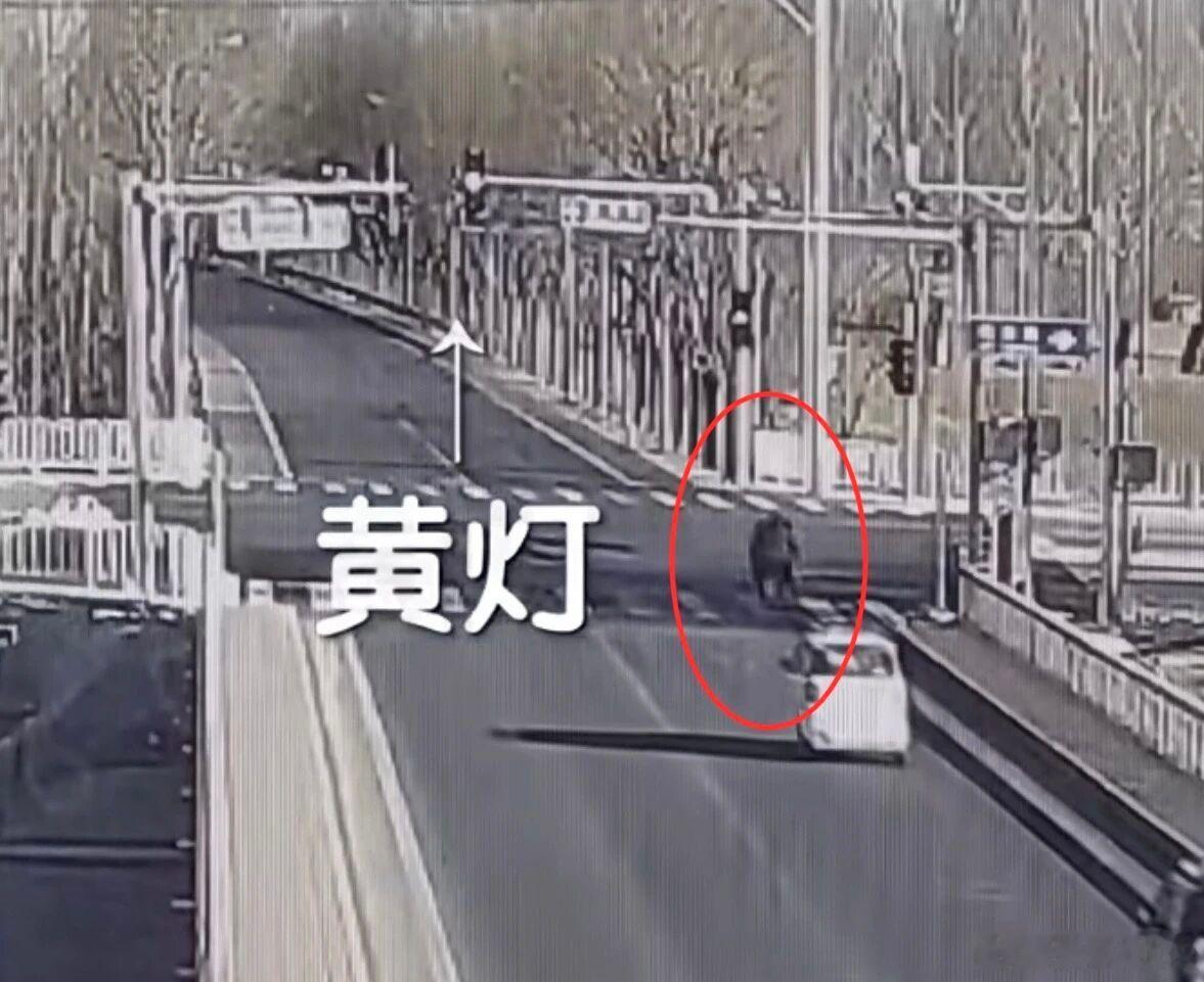 【爱车安全贴士 北京街头一汽车撞飞电动自行车骑车人，双方都说自己是“绿灯”，结果