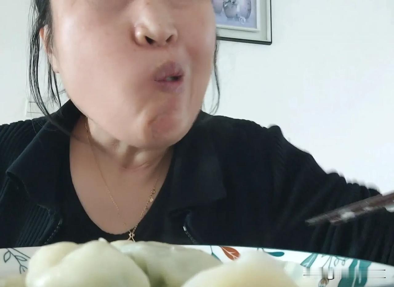 
这是烫着了吗？咋把嘴吃歪歪了，看咱这吃相，绝对的洋气！怪不得咱喜欢怼着脸吃呢！