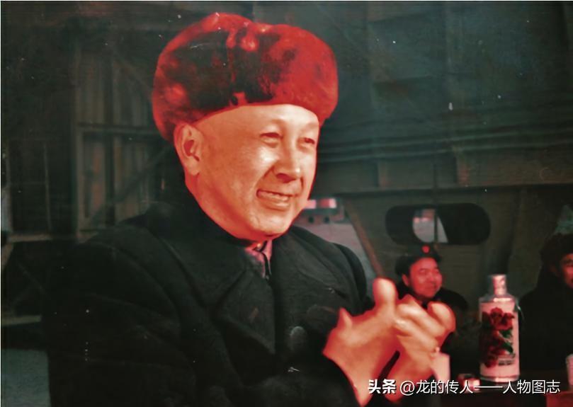 1964年冬，钱学森在导弹试验基地作报告