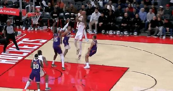 里程碑！
火箭打太阳，随着，杜兰特翻身跳投命中，拿到2分，杜兰特职业生涯合计一起