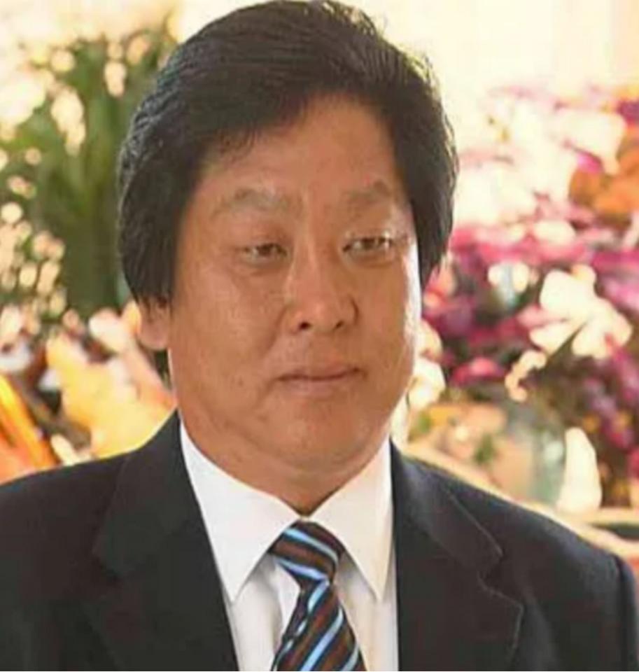 他10岁讨饭，弟弟饿死在怀里；13岁打铁谋生，23岁闯关东，尝尽人间疾苦，这个“