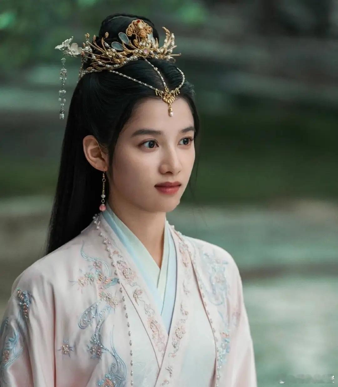 从李沁到张婧仪中间还有一个田曦薇，事实证明在男频大女主剧里当二番对女演员几乎没有