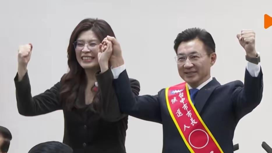 郑丽文情商是真高，称卢秀燕是太阳，江启臣是未来的太阳，顺利团结了国民党。国民党台