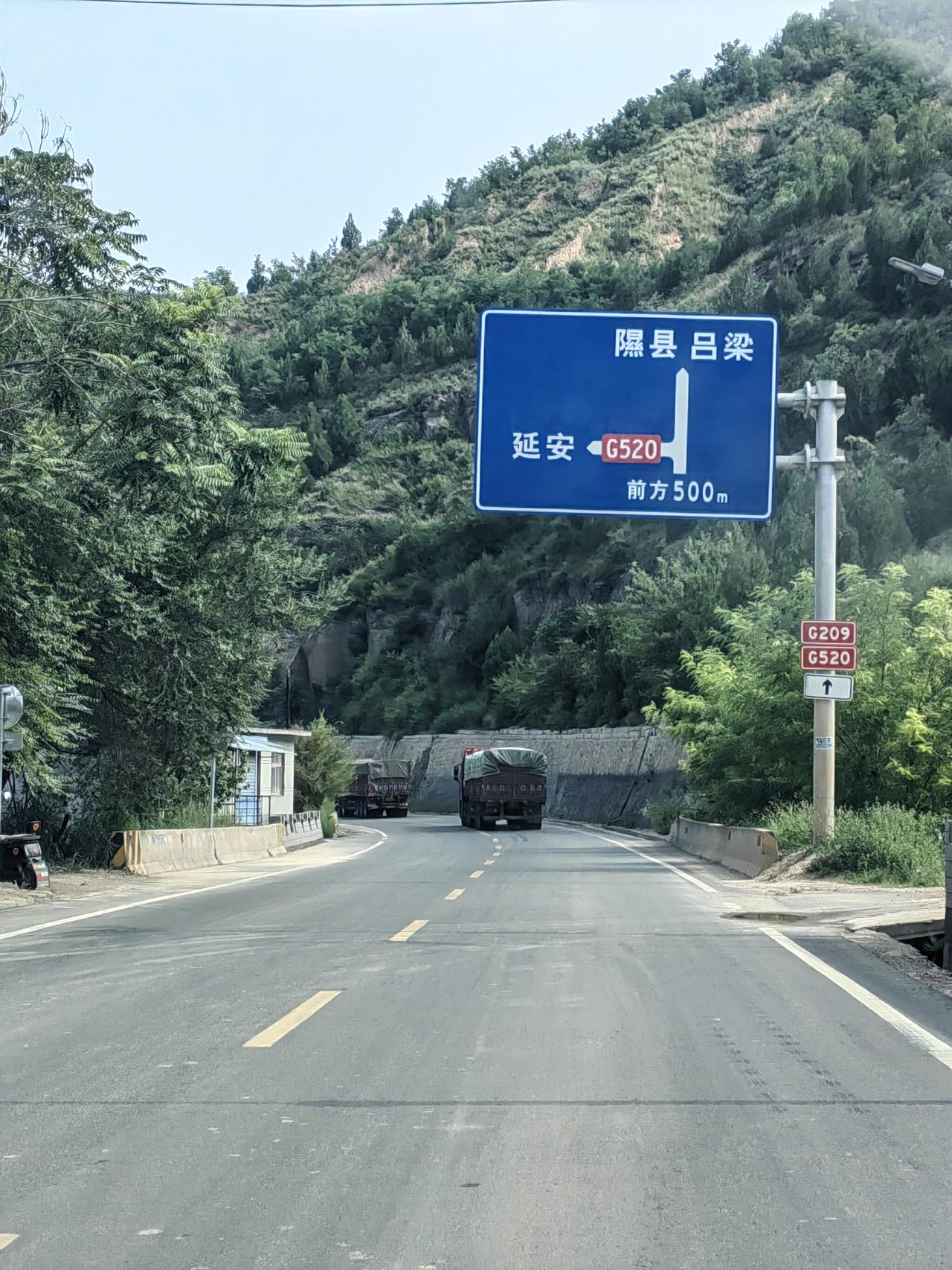 老公超一辆大货车，没成想对面车道突然冒出一辆大货车，当时我脑子里就两个字：完了！