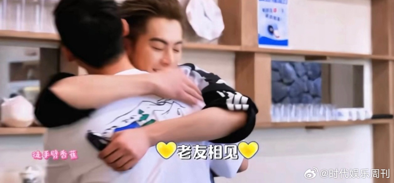 王鹤棣看到王传君和武大靖，直接扑上去熊抱，这兄弟情也太感人了，果然“三傻”的友谊