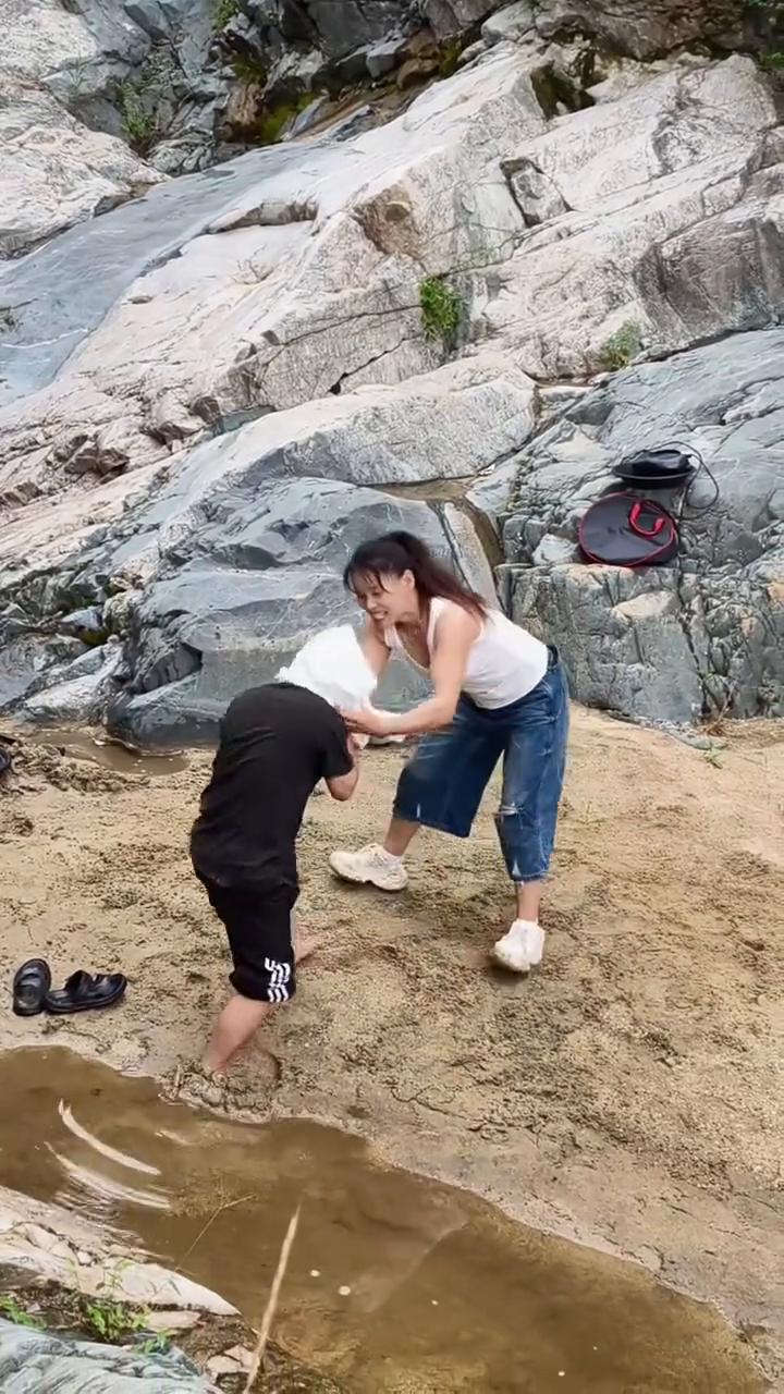大河向东流，这娘们可不像好人。如果不是亲眼所见我是万万不敢相信的。