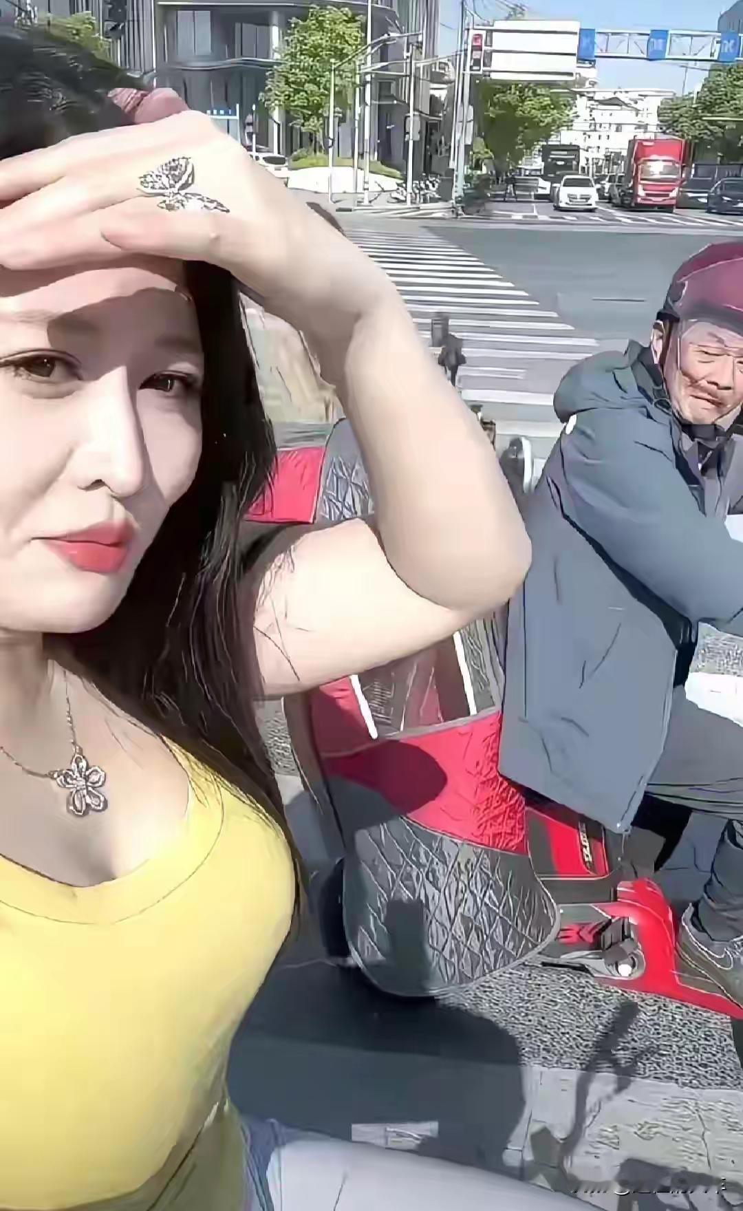 这老爷子至少有60多岁了吧，看见美女这么入迷，把美女你看的都不好意思了，男人见到