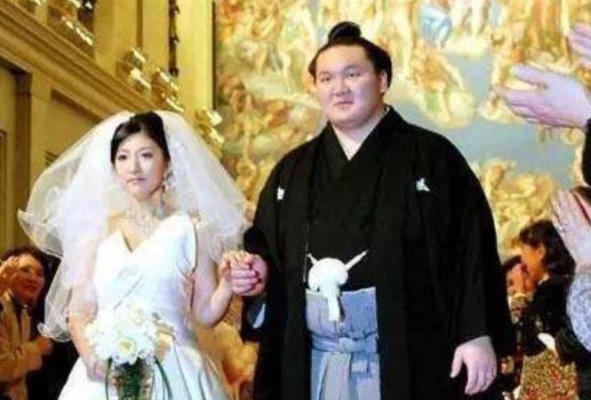 作为丰田章男的独子，站在日本财富顶端的富四代，同时也是手握2500亿美元家业的丰