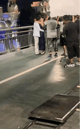 户外拍戏现场，男女主拍吻戏被围观，是真亲啊！啧啧，被这么多人围观拍照，他们俩个竟