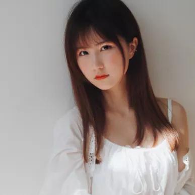 白衣飘飘的少女，温柔如春风阳光白裙少女 温柔白裙少女 白裙少女感 海边白衣少女 