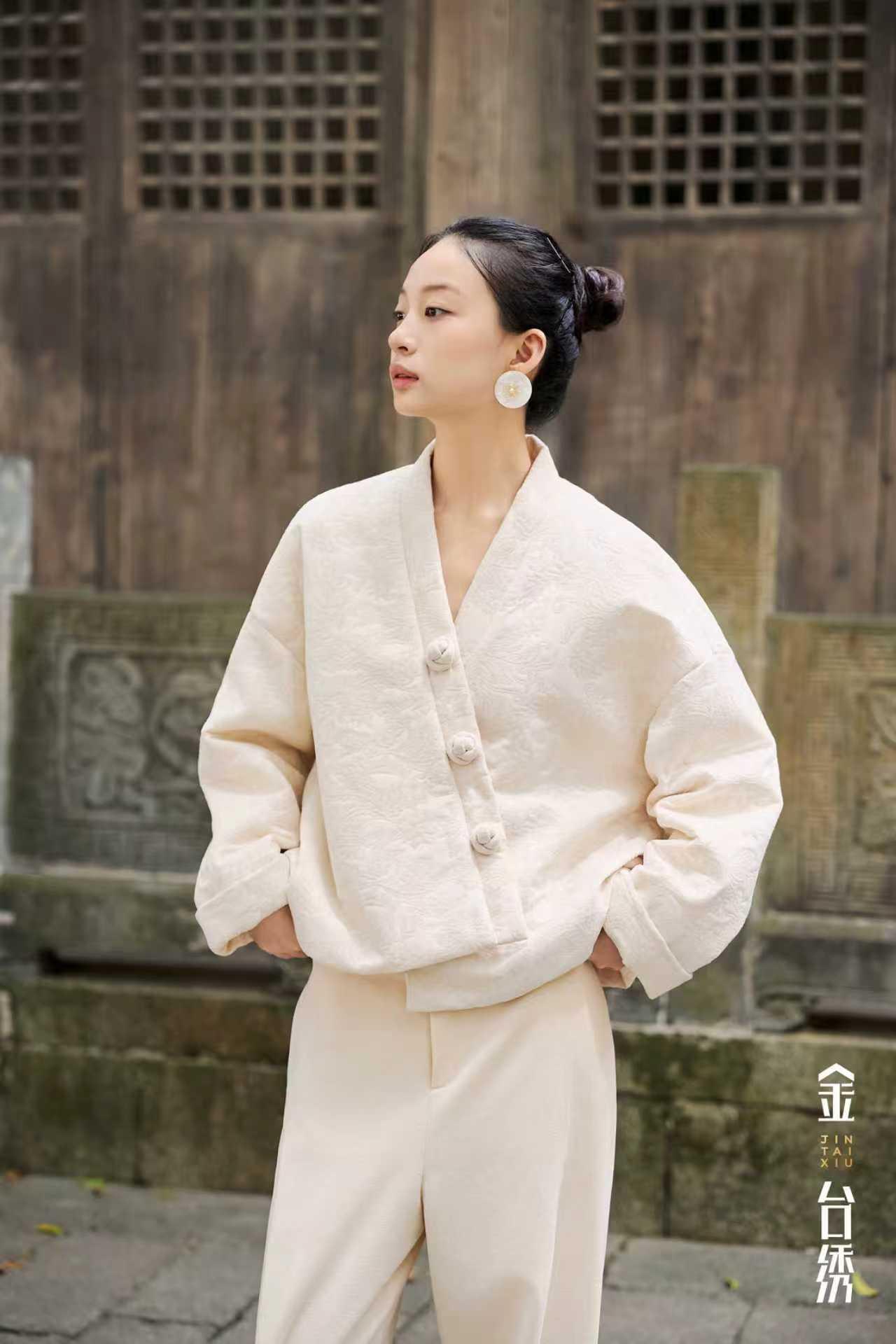 雅韵共叙
着温柔米白，架构优雅气韵
自在行走间，尽显温润雅致
外套
裤子
时尚