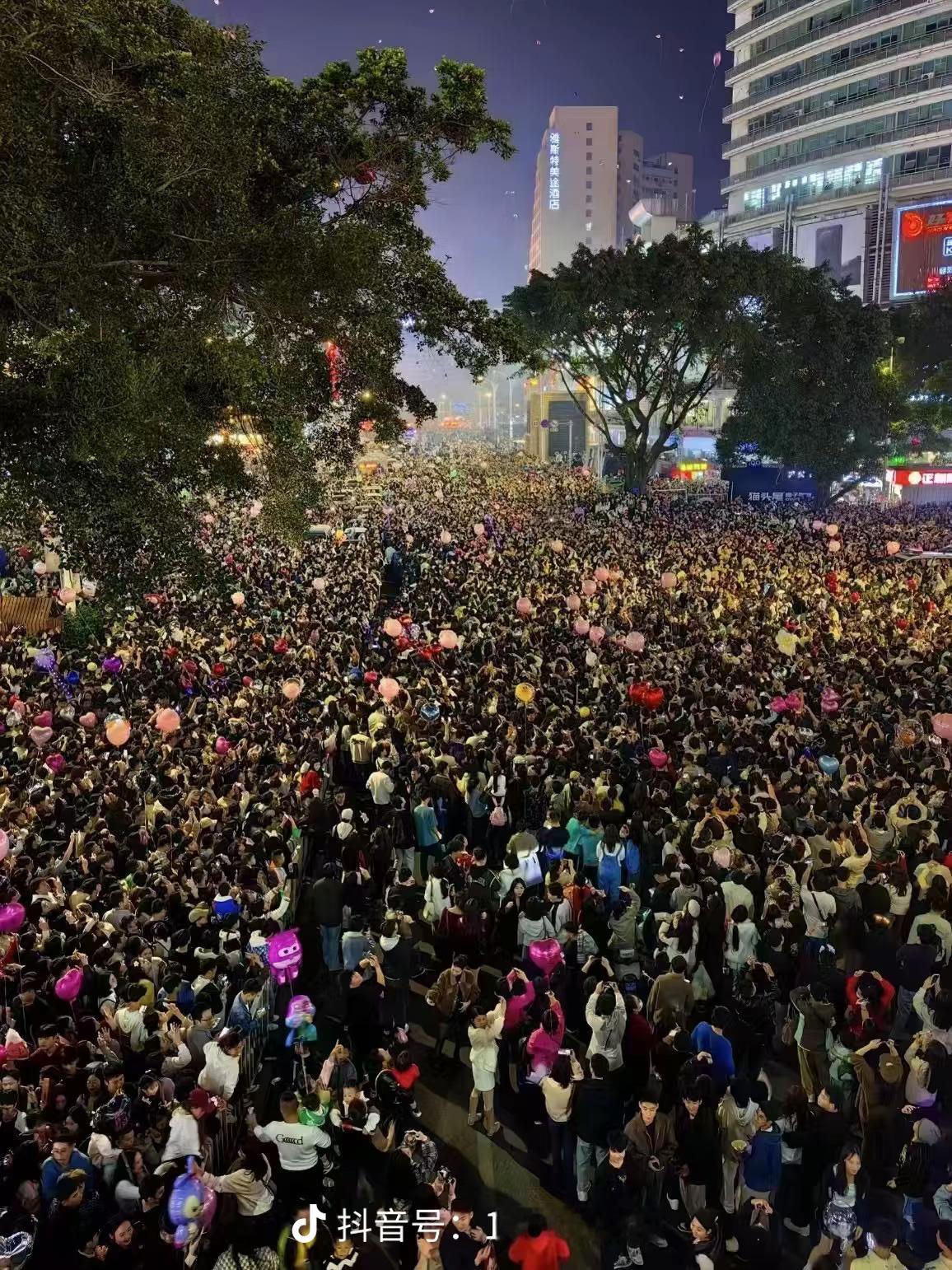 昨晚凌晨跨年后回家/寝室的人从众，两张图分别是青岛五四广场和石老人景区[允悲][