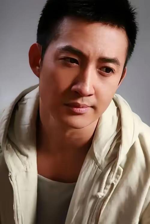 年轻时候的王阳妥妥的小鲜肉