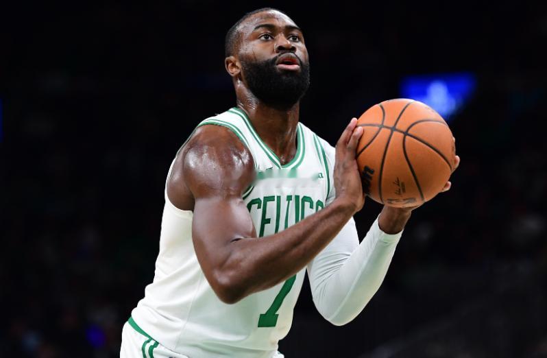 NBA常规赛，凯尔特人三节过后97-82领先湖人。凯尔特人球员杰伦·布朗在第三节