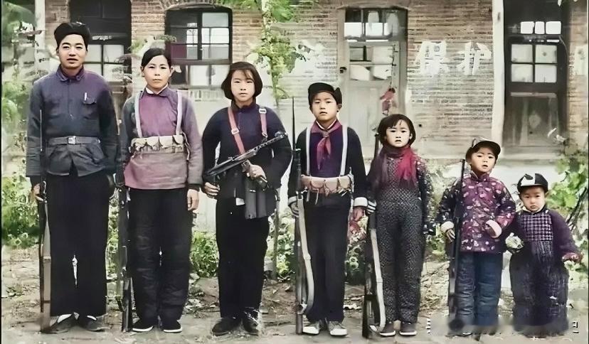 这是70年代一户普通百姓家的留影，不过从照片中我们可以发现，他们全家有7口人，竟