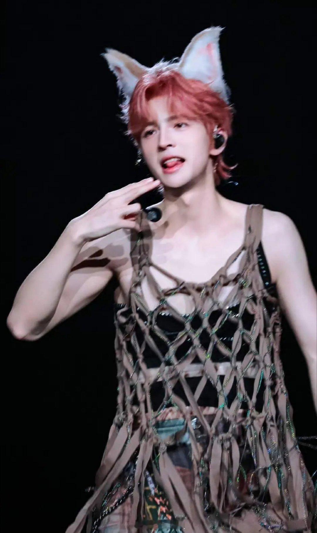 蒲熠星现在的演唱会是这样的。。。 