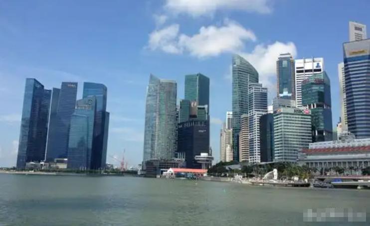 短短五年，香港和新加坡的经济差距就被拉开了一大截，从当年的几乎持平变成了如今的千