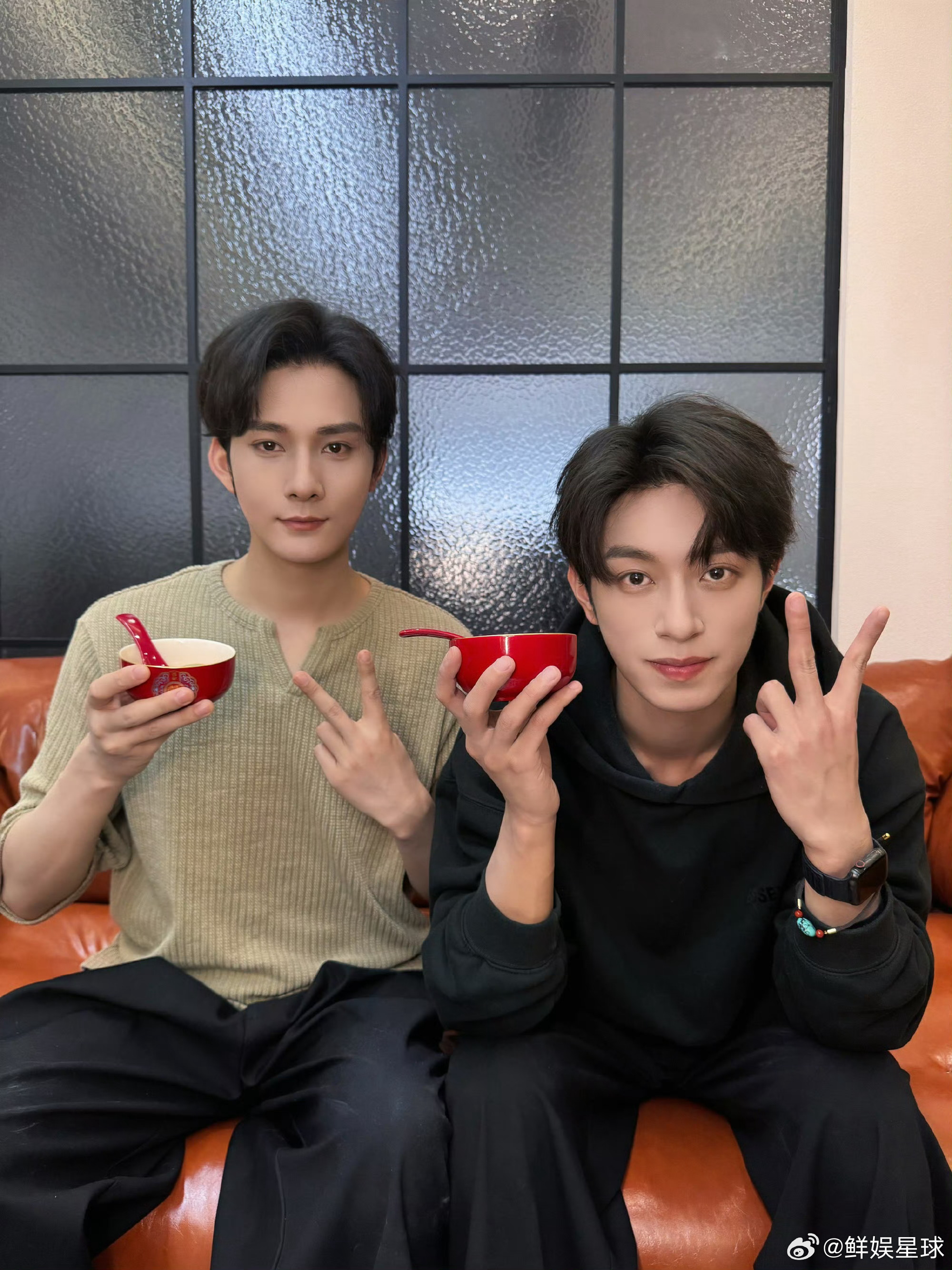 江衡李沛恩元宵节合照江衡李沛恩晒柿子汤圆 江衡李沛恩元宵节营业来啦！！吃汤圆合照