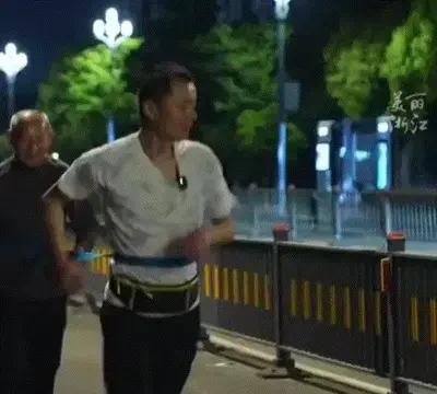 浙江嘉兴，一男子每晚用绳子牵着脑梗瘫痪的父亲跑步康复。经过13个月坚持跑步，让一